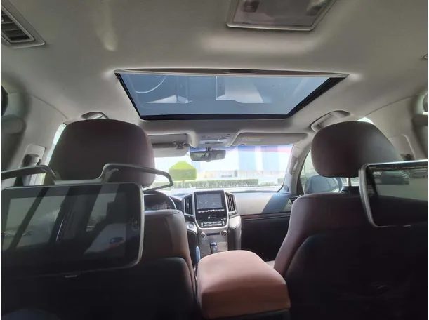 Car image 17