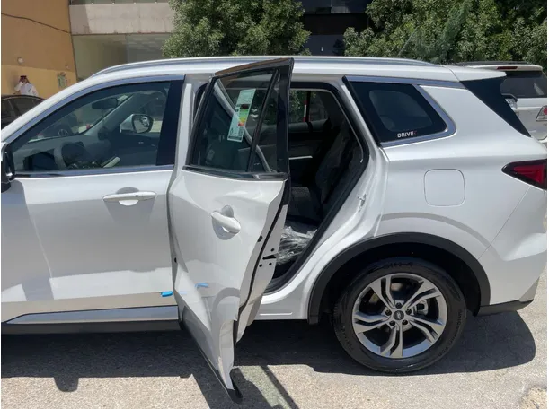 Car image 13