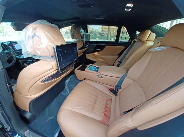 Car image 11