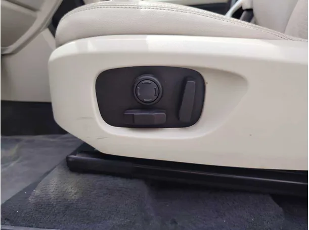 Car image 28