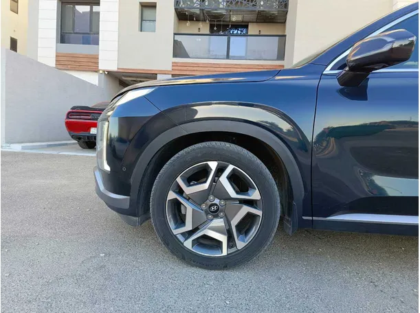 Car image 9