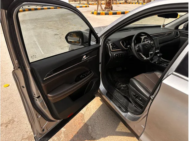 Car image 11