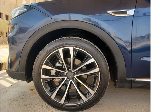 Car image 9