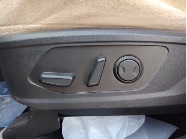 Car image 28