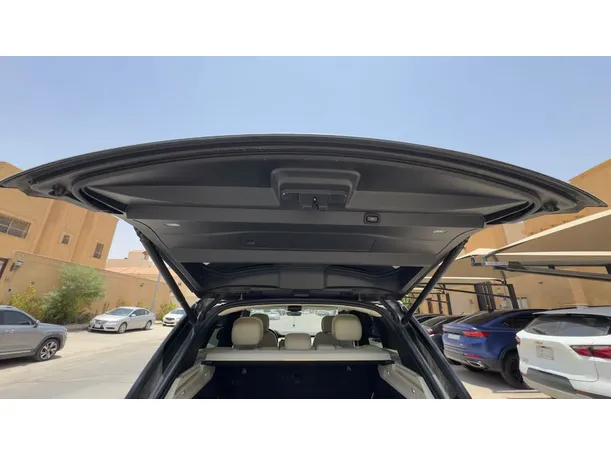 Car image 26