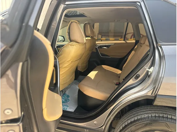 Car image 13