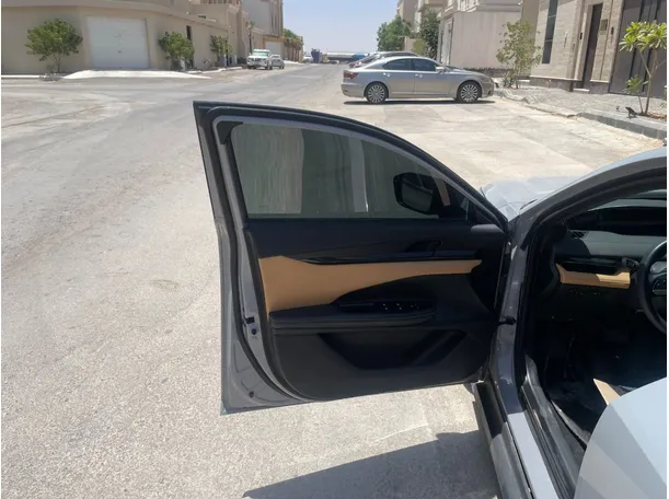 Car image 10