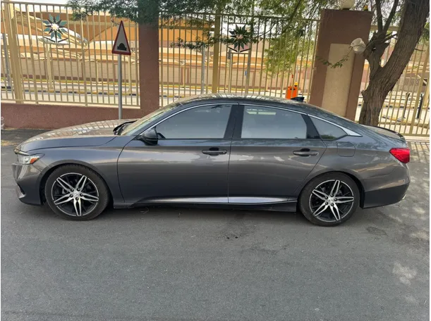 Car image 8