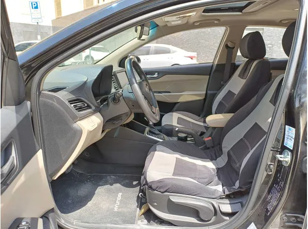 Car image 12