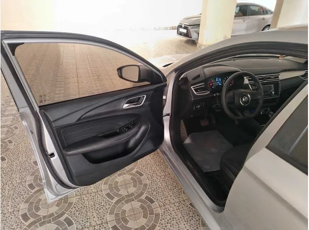Car image 11