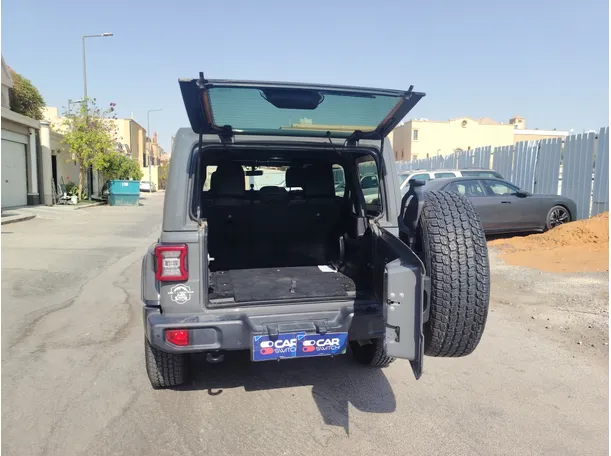 Car image 23