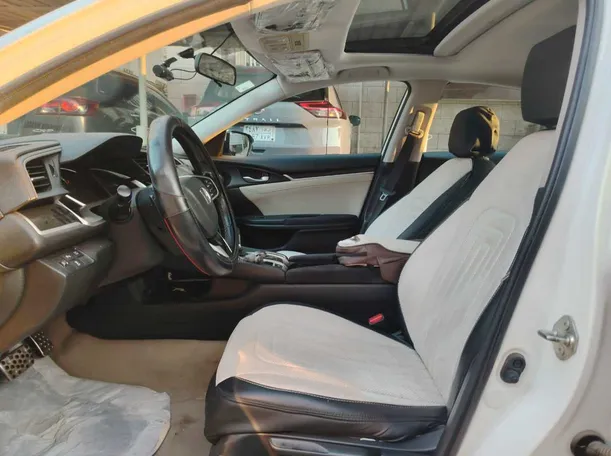 Car image 14