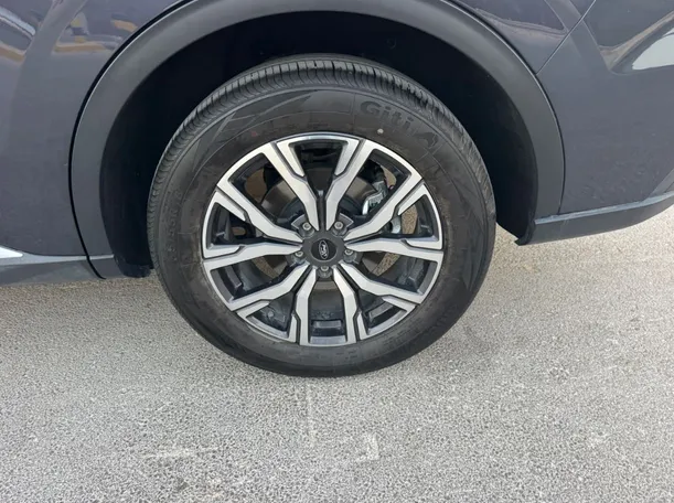 Car image 9