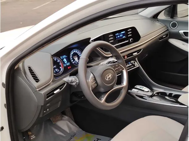 Car image 12