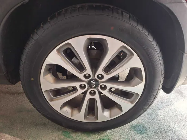 Car image 9