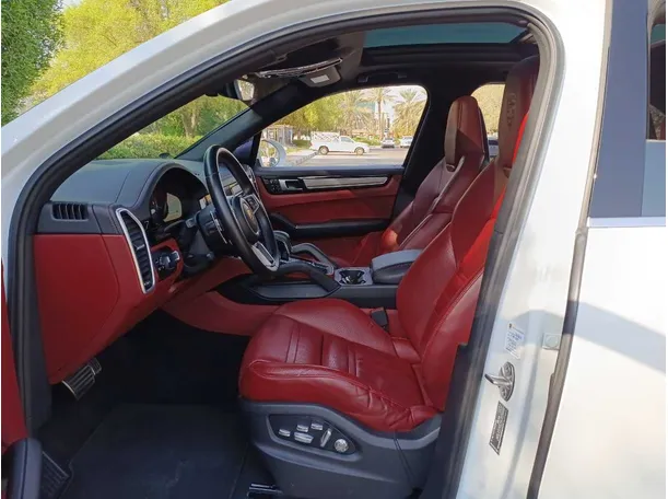 Car image 12
