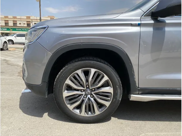 Car image 9