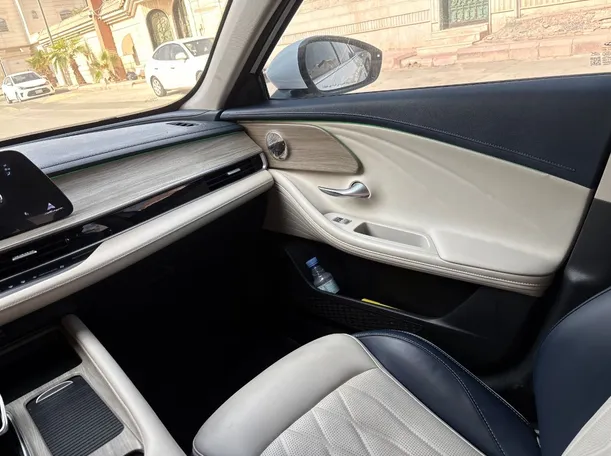 Car image 24