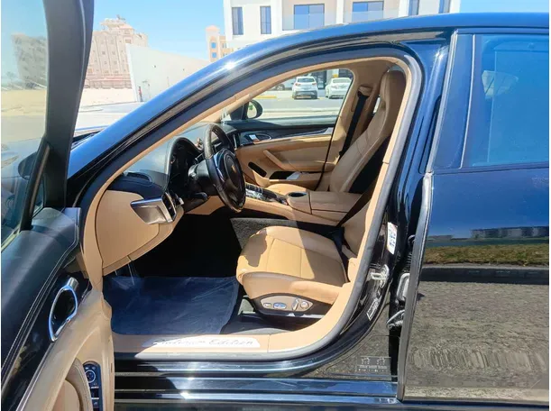 Car image 14