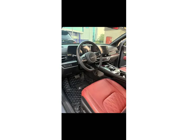 Car image 12