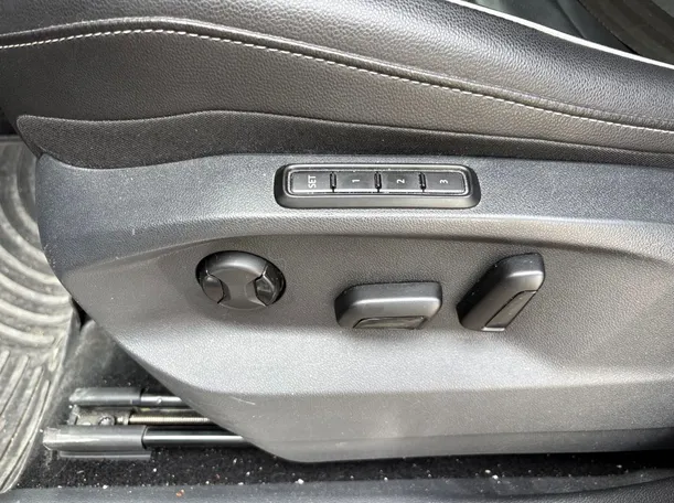 Car image 27
