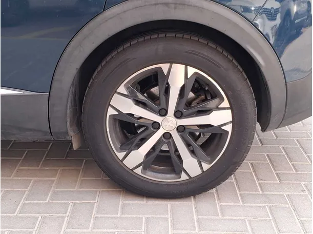 Car image 9