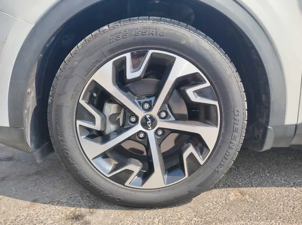 Car image 9