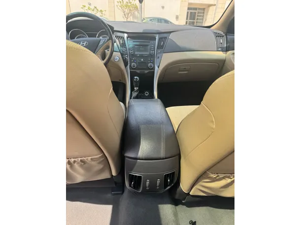 Car image 19