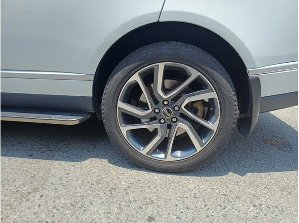 Car image 9