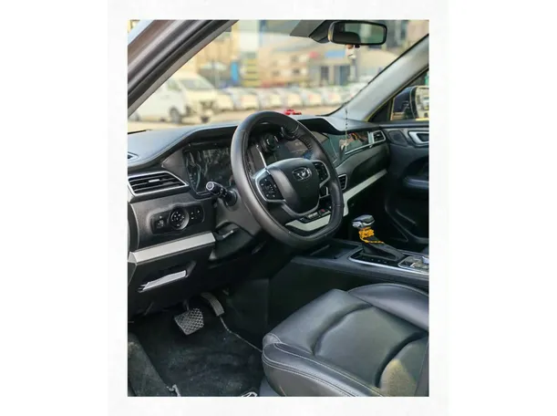 Car image 10