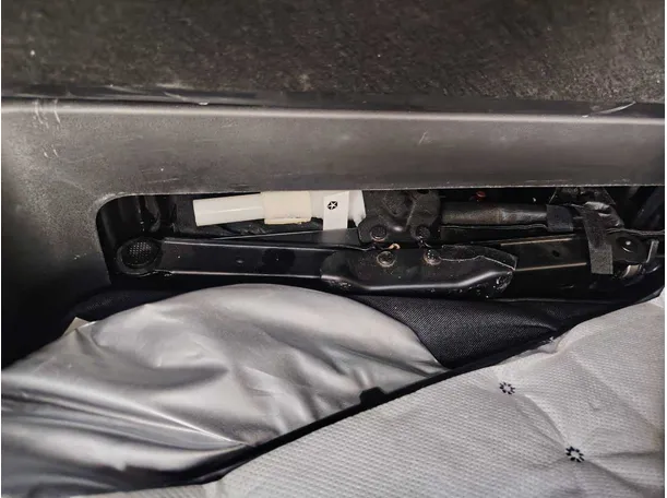 Car image 30