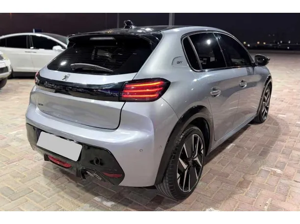 Car image 4