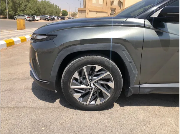 Car image 9
