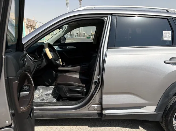 Car image 12