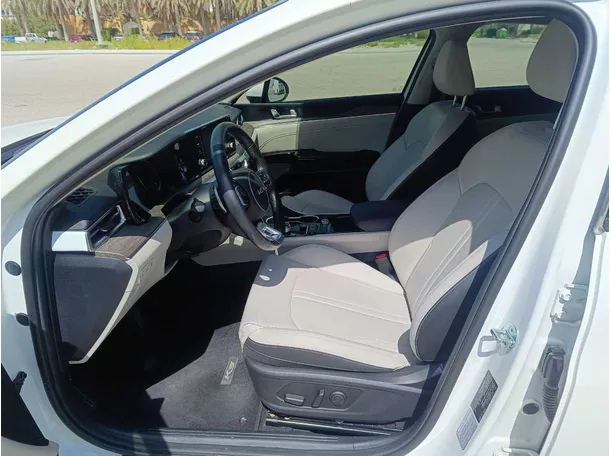 Car image 14
