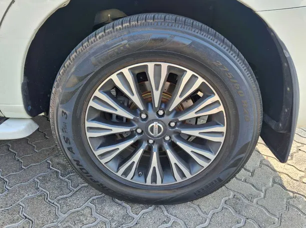 Car image 9
