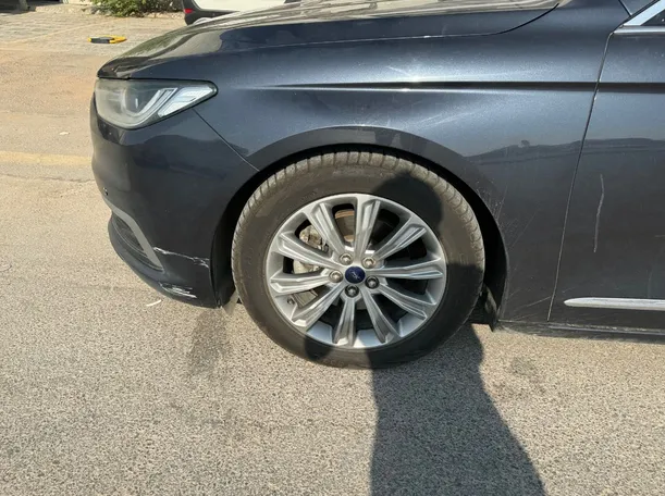 Car image 9