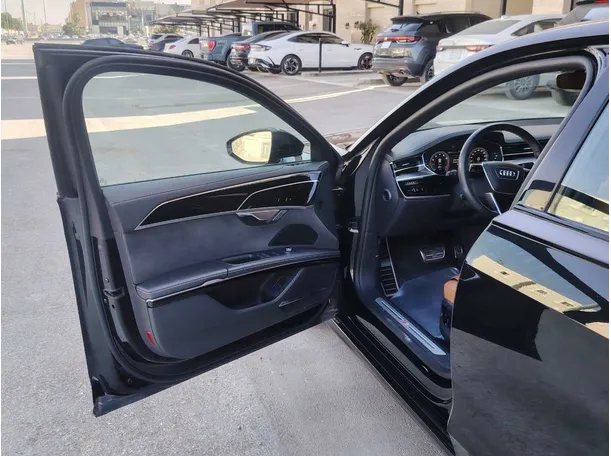 Car image 12