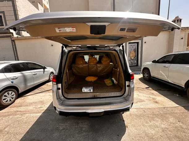Car image 24