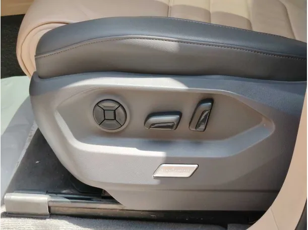 Car image 29