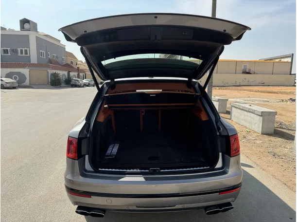 Car image 22