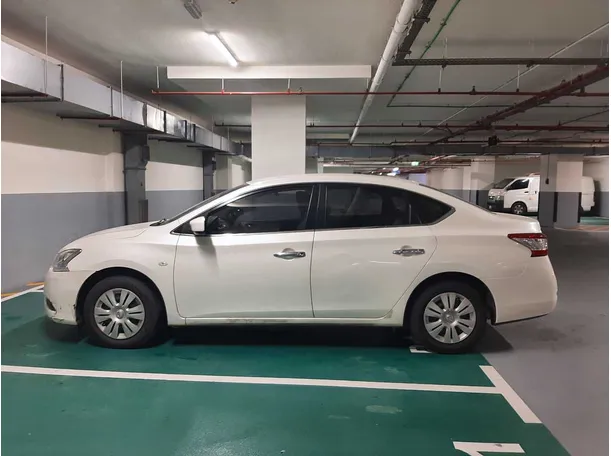 Car image 4