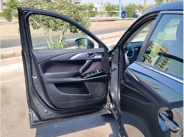 Car image 12