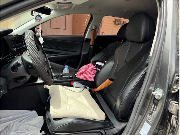 Car image 12