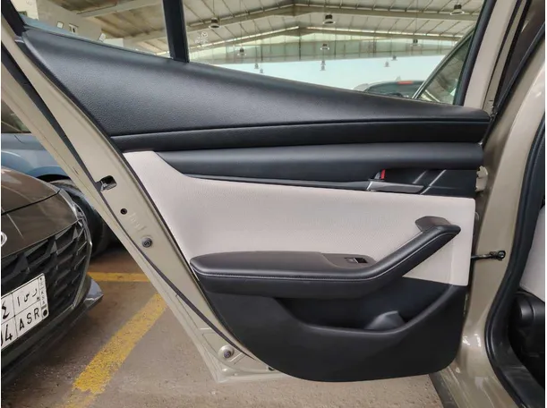 Car image 18