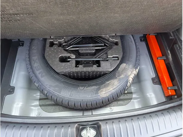 Car image 35
