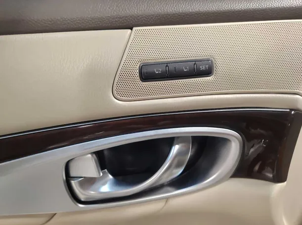 Car image 32