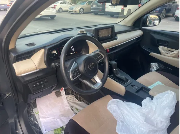 Car image 11
