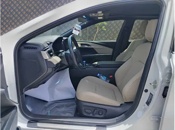 Car image 12
