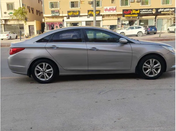 Car image 4